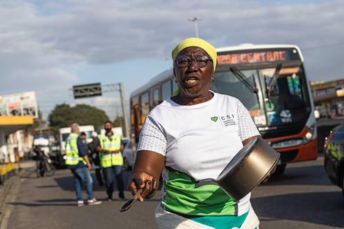 Una mujer protesta en Río de Janeiro, Bra-sil. El alza en precios de los combustibles y alimentos ha ejercido presión sobre los pre-supuestos familiares en los últimos 12 meses. El valor de la carne subió 34 por ciento en ese periodo, señala un analista.