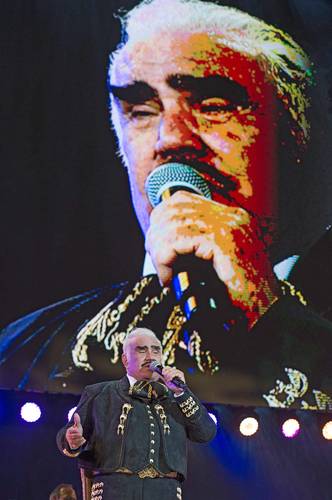 Vicente Fernández durante concierto en el estadio Azteca