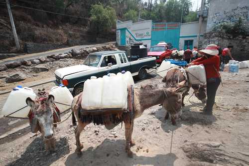 Extracción de agua potable en un pozo ubicado en la colonia Tecacalnaco en Santa Cruz Acalpixca, CDMX.