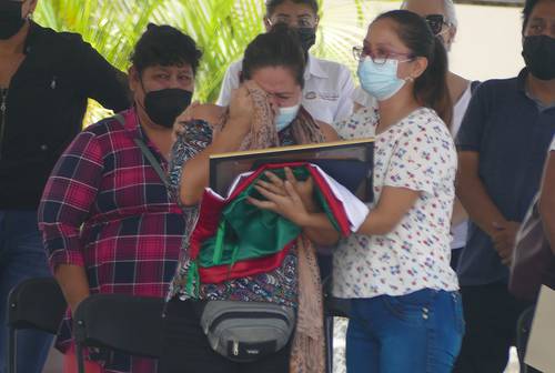 Familiares de uno de los escoltas que perecieron en el atentado contra la presidenta municipal de Pilcaya, Sandra Velázquez Lara, lloran en el homenaje a Lamberto Guzmán López y Marco Antonio Aldavera Flores. El gobernador de Guerrero, Héctor Astudillo Flores, y el secretario de Seguridad Pública, David Portillo Menchaca, afirmaron que saben quiénes son los responsables y que enfrentarán todo el peso de la ley.