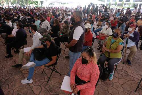 En la explanada de la alcaldía de Iztacalco se instaló la Feria Nacional del Empleo 2021, a la que acudieron cientos de solicitantes, principalmente jóvenes.