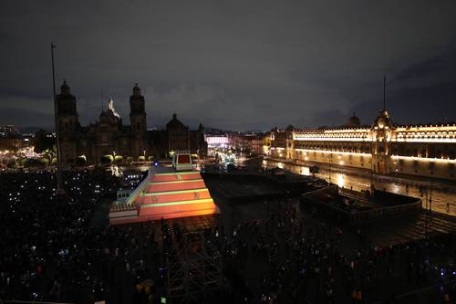 La jefa de Gobierno Claudia Sheinbaum inauguró ayer el espectáculo Memoria Luminosa, que muestra los momentos y aspectos más significativos de la cultura mexica, con funciones gratuitas diarias a las 20:30, 21 y 21:30 horas.