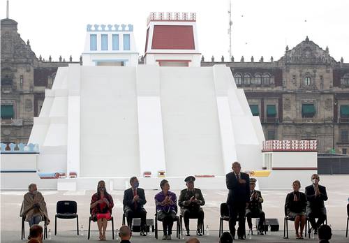 El presidente López Obrador, integrantes de su gabinete y la jefa de Gobierno Claudia Sheinbaum, durante la inauguración de la maqueta del Templo Mayor.