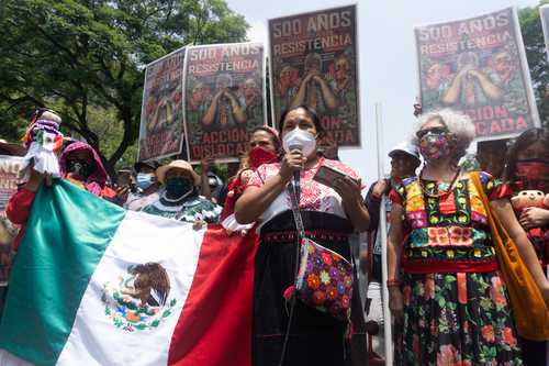 Mientras integrantes del Frente por la Defensa de los Derechos de los Pueblos y Barrios Originarios de la Cuenca del Anáhuac quedaron fuera de la conmemoración de los 500 años de resistencia indígena, debido a que les fue impedido el paso al Zócalo, un grupo de manifestantes encabezado por la líder indígena Marichuy (al centro de la foto) entregó un documento en la Suprema Corte de Justicia de la Nación.