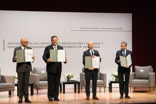 Jorge Rodríguez, representante de Nicolás Maduro; el canciller Ebrard; Dag Nylander, líder de los facilitadores noruegos, y Gerardo Blyde Pérez, jefe de la delegación opositora, en el Museo Nacional de Antropología.