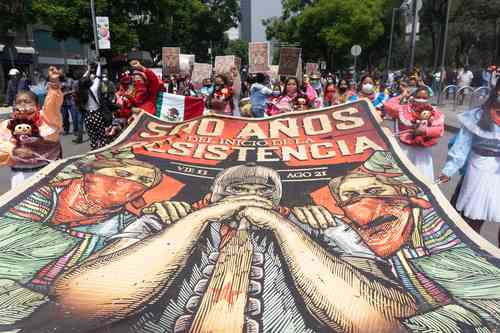 Diversos grupos marcharon ayer del Hemiciclo a Juárez al Zócalo de la Ciudad de México para conmemorar los 500 años de resistencia indígena.
