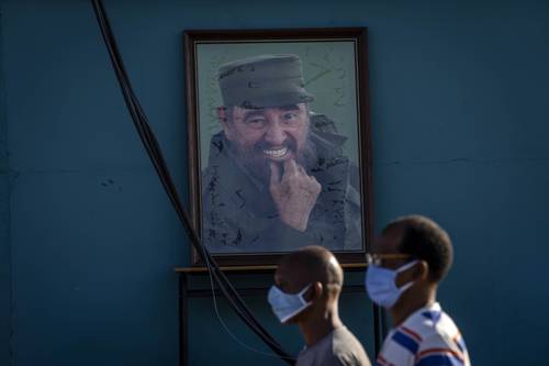 En el aniversario 95 del natalicio de Fidel Castro, trabajadores asistieron al acto en conmemoración del fallecido líder de la revolución cubana. Los asistentes portaron cubrebocas ante la oleada de coronavirus que, además, ha empeorado la recesión económica de la isla.