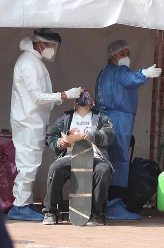 Hasta el reporte del jueves por la noche por parte del gobierno capitalino, la ocupación hospitalaria era de 39 por ciento, con 889 camas con ventilador ocupadas, mientras el de casos positivos descendió a 25 por ciento. Ayer, los kioscos de la salud volvieron a registrar alta afluencia, como el de la imagen en la alcaldía Cuauhtémoc.