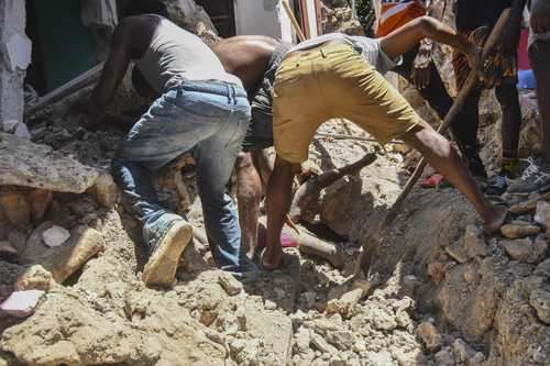  Después del sismo del sábado a las 8:30 horas, la premura por rescatar sobrevivientes invadió la zona afectada; el gobierno movilizó cuadrillas de la Agencia de Protección Civil y ciudadanos voluntarios se unieron. En la imagen, varios hombres trabajan para rescatar el cuerpo de una niña de entre los escombros. Foto Ap