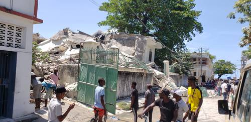  Civiles se acercan a la residencia de derrumbada que habitaba un obispo católico. Foto Ap