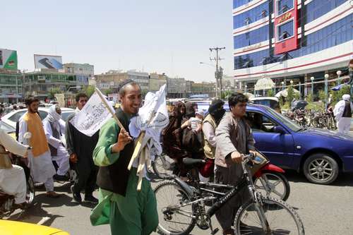 Los insurgentes han tomado el control de 19 ciudades de Afganistán en una semana, después de que el gobierno de Biden declaró el retiro de tropas de Afganistán. En la imagen, un hombre vende banderas talibanes en la provincia de Herat.