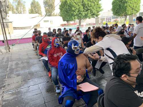 Jóvenes de entre 18 y 29 años asistieron ayer disfrazados a recibir la vacuna contra el Covid-19, en la explanada Unión de Fuerzas en el municipio de Nezahualcóyotl.