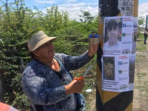 María de Jesús Salinas distribuyó en el poblado de San Vicente, municipio de Bahía de Banderas, Nayarit, imágenes con la foto de su hermano José Manuel, quien desapareció en 2009 cuando se dirigía con tres personas más hacia la localidad de Bucerías.