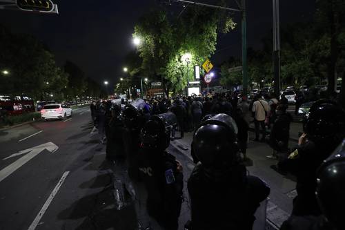 Vecinos de Tlatelolco cerraron todo el día y por la noche chocaron con policías que acudieron a reabrir la vía. Más tarde empezaron a dialogar con el alcalde de Cuauhtémoc.