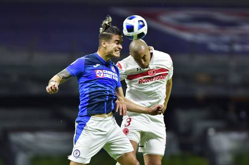 Alexis Francisco Peña, del Cruz Azul, se impuso a Jorge Torres Nilo, del Toluca, casi todo el partido.