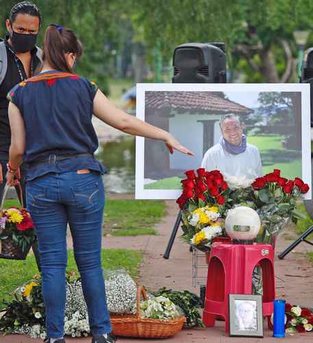 Frente al espejo de agua de Ciudad Universitaria de la UNAM, amigos y familiares rindieron tributo ayer al activista Javier Bautista de la Torre, quien murió a causa del Covid-19 y fue miembro del colectivo SeraPaz México y colaboró con diversas organizaciones defensoras de derechos humanos, como Fundar y el Centro Prodh.