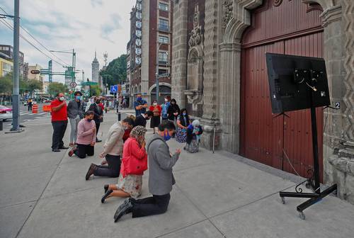 HOMILÍA EN LA TERCERA OLA. La afluencia de personas en el Centro Histórico no cesa durante el semáforo naranja del indicador epidemiológico para la Ciudad de México.