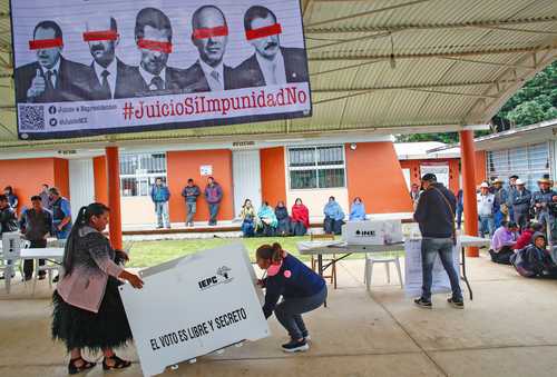 En la consulta, 7 millones de mexicanos pidieron justicia contra los ex mandatarios. En la imagen, la instalación de una casilla electoral en Chiapas.