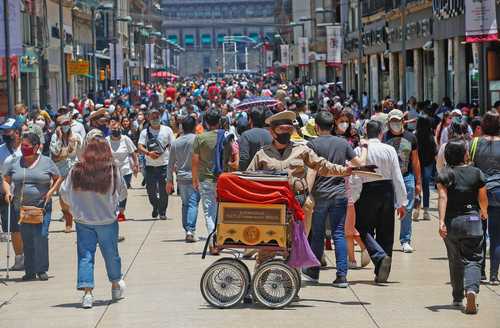 Miles de capitalinos salieron a las calles de la Ciudad de México para hacer compras en el centro o para distraerse. Algunos también fueron a escuchar misa.