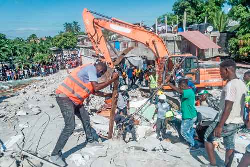 Labores de rescate ayer en el vecindario de Dexia, en la ciudad haitiana de Les Cayes.