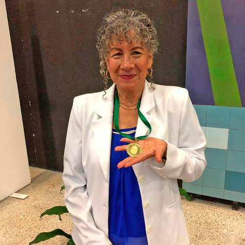  Silvia Ramos Hernández, investigadora de la Universidad de Ciencias y Artes de Chiapas, muestra la medalla Rosario Castellanos que le otorgó el Congreso local el pasado martes por sus aportaciones a la ciencia. La foto fue tomada de la cuenta de Twitter @iigercc_unicach Foto 