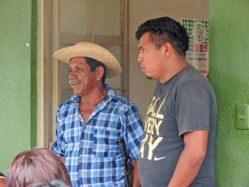 Vicente Suástegui Muñoz (derecha) encabezó el Consejo de Ejidos y Comunidades Opositores a la Presa La Parota entre 2014 y 2015, cuando su hermano Marco Antonio estuvo preso en el penal federal de Nayarit. La imagen corresponde a una asamblea en el poblado de La Concepción, municipio de Acapulco, Guerrero, en mayo de 2015.