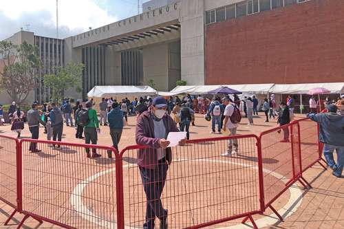 En la explanada de la alcaldía Cuauhtémoc, en la Ciudad de México, continúan las largas filas para hacerse la prueba rápida de detección del virus SARS- CoV-2.