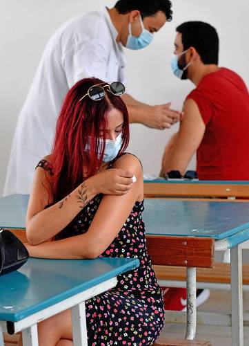 Aplicación de la vacuna de Moderna contra el coronavirus en un centro médico de la capital de Túnez.