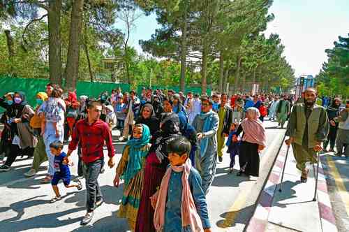 Cientos de personas fueron detenidas ayer en su camino hacia el aeropuerto de Kabul, cuando intentaban escapar del Talibán, grupo extremista islamita que tomó el control del país tras la salida de las tropas estadunidenses que invadieron Afganistán hace 20 años.