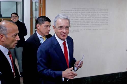 El ex presidente de Colombia Álvaro Uribe (en imagen de archivo) aseguró ayer que no es responsable de los asesinatos de civiles cometidos por militares durante la lucha antiguerrillera de su gobierno, conocidos como falsos positivos. “La culpa nunca es de quien exige resultados, es del incapaz que para fingir logros produce crímenes”, expresó en una reunión con miembros de la Comisión de la Verdad. Unas 6 mil 400 personas fueron ejecutadas por militares y presentadas como bajas en combate durante su gobierno. En respuesta, Rodrigo Londoño, líder de las FARC, guerrilla convertida en partido político, sostuvo que lo declarado por Uribe fue “un acto vergonzoso”.