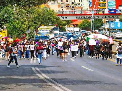 Un centenar de mujeres se manifestaron ayer en calles y avenidas de la capital de Zacatecas para protestar por el feminicidio de Mireya Barboza Hernández, de 20 años, asesinada el 8 de agosto en la colonia Villas Mariana, en el municipio conurbado de Guadalupe.