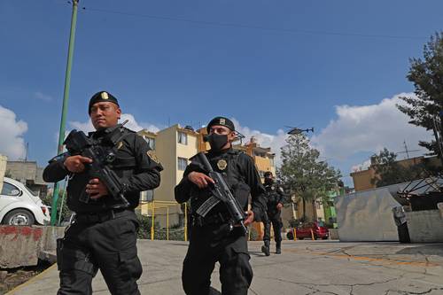 Policías de élite de la Secretaría de Seguridad Ciudadana desplegaron un operativo en la calzada Ermita Iztapalapa, casi esquina con la calle Estrella, en busca de dos sujetos que asaltaron una sucursal bancaria en la zona.