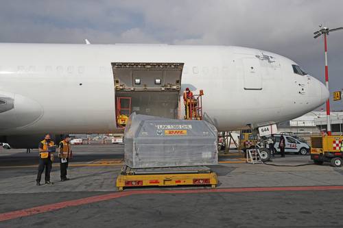 El director de Birmex, Pedro Zenteno, recibió ayer en el aeropuerto de la capital del país otro cargamento de 226 mil 980 vacunas de Pfizer.