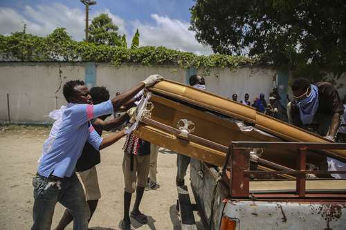 Residentes de Les Cayes en el traslado del féretro de una víctima del terremoto de magnitud 7.2 que se sintió el pasado sábado. Las autoridades de Haití elevaron ayer la cifra de muertos a 2 mil 189 y reportaron 12 mil heridos, así como 7 mil viviendas destruidas.