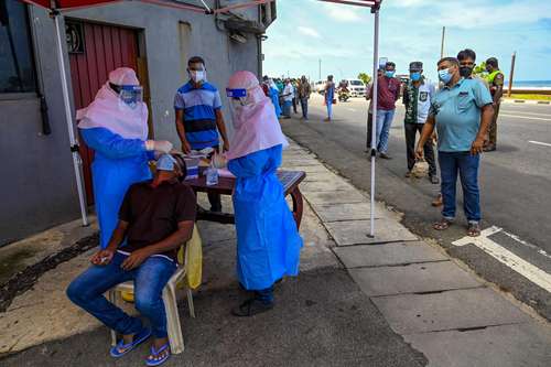 Ante el avance de la tercera ola, en Colombo, la capital de Sri Lanka, realizan pruebas masivas de detección del virus.