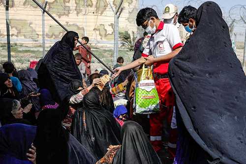 Distribución de alimentos a refugiados que huyeron del Talibán en la región fronteriza de Sistán, en el sureste de Irán, y Baluchistán, provincia de Pakistán, ambas fronterizas con Afganistán.