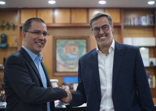 Como parte de los cambios anunciados ayer por el presidente Nicolás Maduro, Jorge Arreaza (a la izquierda), fue designado nuevo ministro de Industrias, y será sustituido en la cancillería por el ex embajador en China, Félix Plasencia, a quien saluda en la imagen.