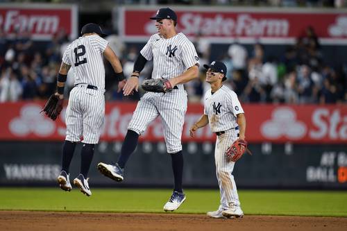 Rougned Odor, Aaron Judge y Andrew Velázquez celebran la racha de NuevaYork.