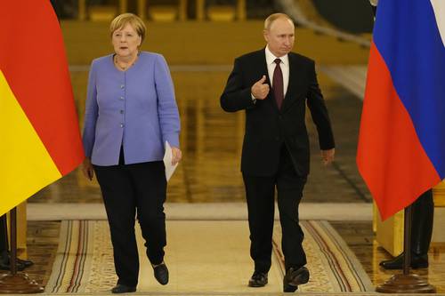 En un encuentro con Vladimir Putin, en su última visita a Moscú antes de dejar el poder, la canciller alemana Angela Merkel abogó ayer por mantener el diálogo con Rusia a pesar de sus “diferencias profundas”. Merkel pidió al presidente ruso liberar al opositor Aleksei Navalny, y el mandatario aseguró que las conversaciones se realizaron de manera constructiva.