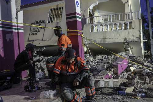 Los Topos (grupo de rescatistas mexicanos) participan en las labores de búsqueda de sobrevivientes del sismo magnitud 7.2 en Los Cayos, Haiti.