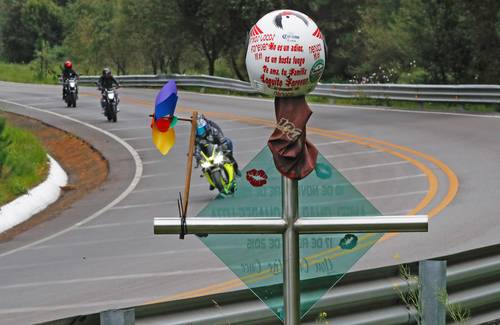En la zona de curvas peligrosas cada vez hay más cascos de motociclistas sobre cruces fúnebres que señalan el lugar del accidente donde perdieron la vida.