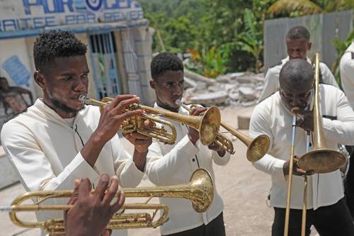 Músicos en el funeral de Andre Tessono, ministro de la Iglesia bautista fallecido en el terremoto que sacudió Haití la semana pasada.