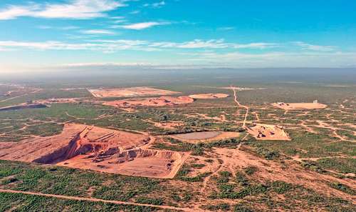 Vista panorámica de la mina Camino Rojo, ubicada en Mazapil, Zacatecas, donde pueden observarse, entre otras áreas, el inicio del tajo a cielo abierto, la presa de jales, los terreros y la infraestructura para procesos metalúrgicos. La foto fue tomada de la página de Orla Mining en Internet
