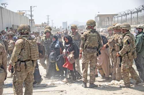 Miembros de las fuerzas armadas británicas y estadunidenses en el aeropuerto de Kabul el fin de semana, en apoyo a la evacuación de afganos que huyen del país tras la llegada al poder del Talibán.