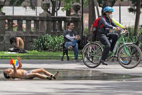 Por algunos momentos, en la Ciudad de México, las nubes se disipan y el sol permite varias actividades, como el regocijo en las fuentes de la Alameda central que un niño no duda en disfrutar en medio de paseantes y personajes del Centro Histórico.