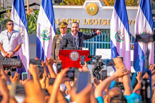 El gobierno de Nayib Bukele negoció con tres pandillas a cambio de mantener bajos los índices de homicidios en El Salvador, de acuerdo con una investigación del diario El Faro, que presenta un estudio de la anterior fiscalía. En concreto, el grupo liderado por el ex fiscal Germán Arriaza consiguió evidencias de conversaciones entre funcionarios del mandatario y la Mara Salvatrucha-13, Barrio 18 Revolucionarios y Barrio 18 Sureños. En 2020 se ofrecieron beneficios a delincuentes encarcelados, a cambio de mantener la calma en el país. Bukele (al centro, en imagen de archivo) ha celebrado en varias ocasiones haber terminado un día sin ningún reporte de asesinato.