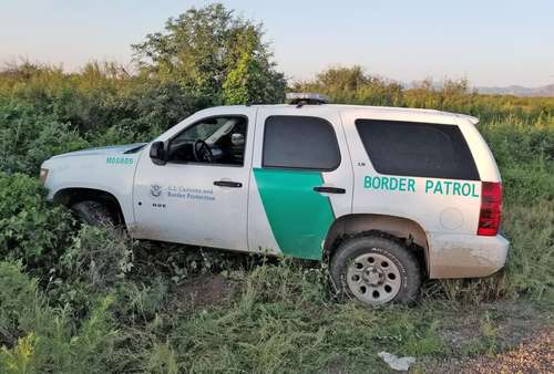 Diez migrantes y un pollero clonaron una camioneta de la Patrulla Fronteriza de Estados Unidos para internarse en ese país y el conductor portaba un uniforme apócrifo, pero fueron sorprendidos en el área de Tucson, Arizona, limítrofe con Nogales, Sonora, informó John R. Modlin, jefe interino de la Patrulla Fronteriza en ese sector. Con información de Cristina Gómez.