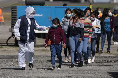 NO PARAN LAS DEPORTACIONES MASIVAS. Un grupo de menores guatemaltecos sin compañía, que fueron devueltos por México, arribó ayer al aeropuerto internacional de La Aurora, en la capital de ese país.