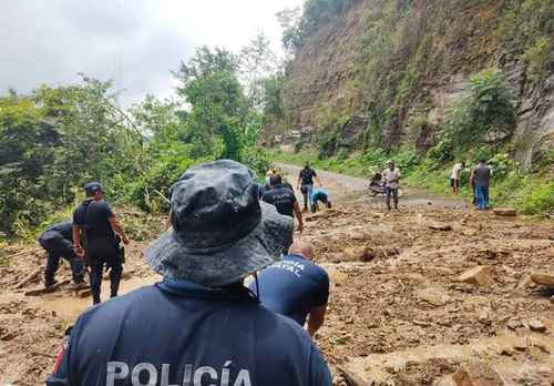 Las lluvias ocasionadas por el huracán Grace causaron varios deslaves que bloquearon caminos en ocho comunidades otomíes del municipio de Tenango de Doria, Hidalgo, colindante con Puebla y Veracruz. Autoridades improvisaron un puente de madera para enviar alimentos, maquinaria y suministros a 3 mil habitantes.