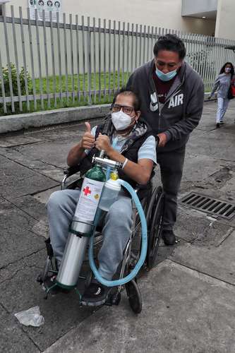Leonardo Olvera, de 30 años, con la ayuda de su papá, salió el jueves pasado del hospital general de zona 1A Los Venados, del Seguro Social, después de haber estado 25 días intubado.